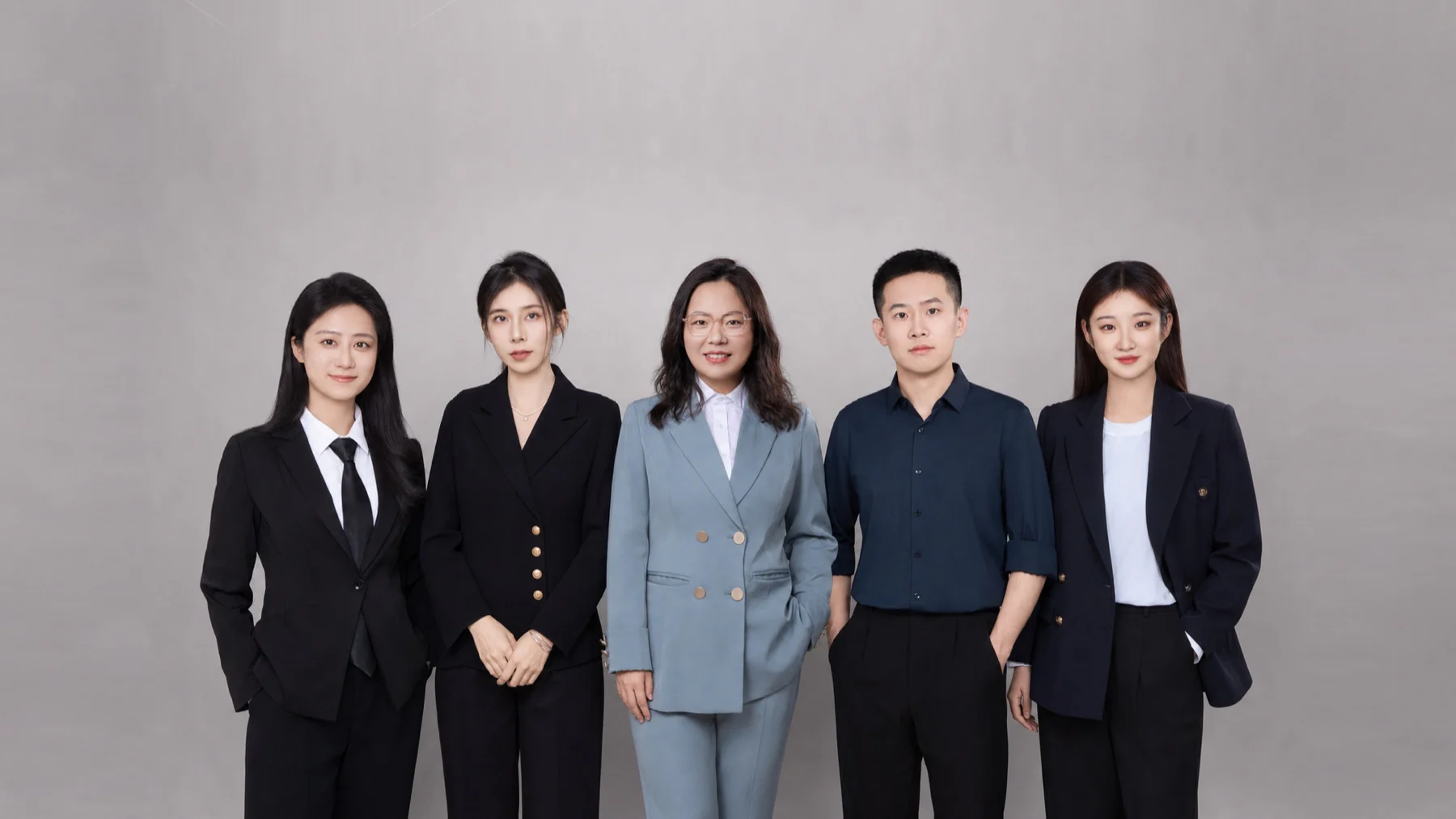 黑龙江怀瑜律师事务所五位团队成员合影